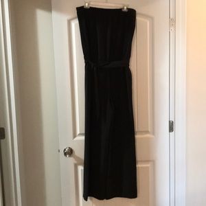 Strapless and sleeveless jumpsuit with pockets.